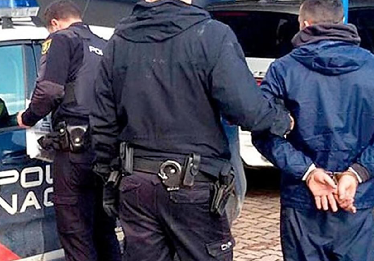 La Policía Nacional con un detenido en una imagen de archivo