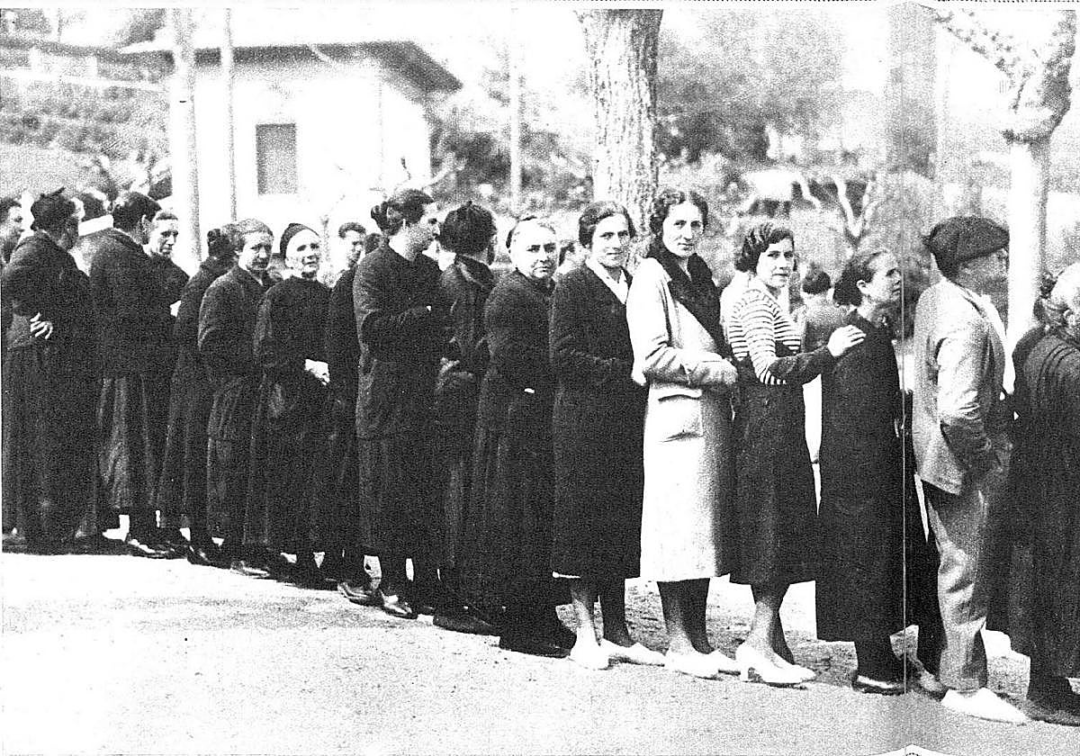 Mujeres hacen cola para poder votar en las elecciones municipales de abril de 1933