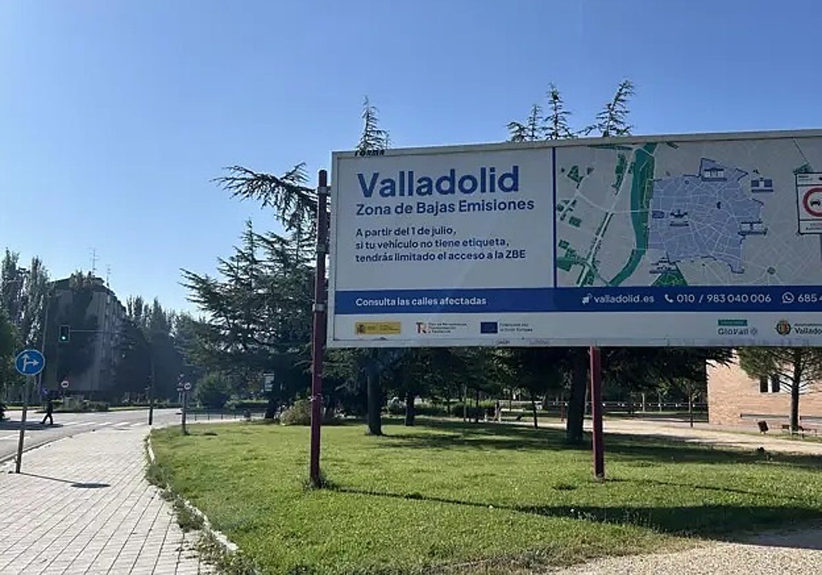 Letrero anunciando la Zona de Bajas Emisiones de Valladolid