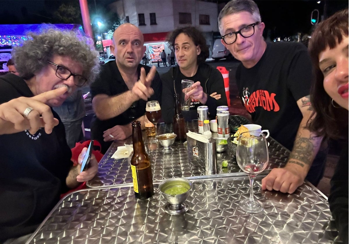 Wau y los Arrrghs!!!, avituallándose antes de darlo todo sobre el escenario