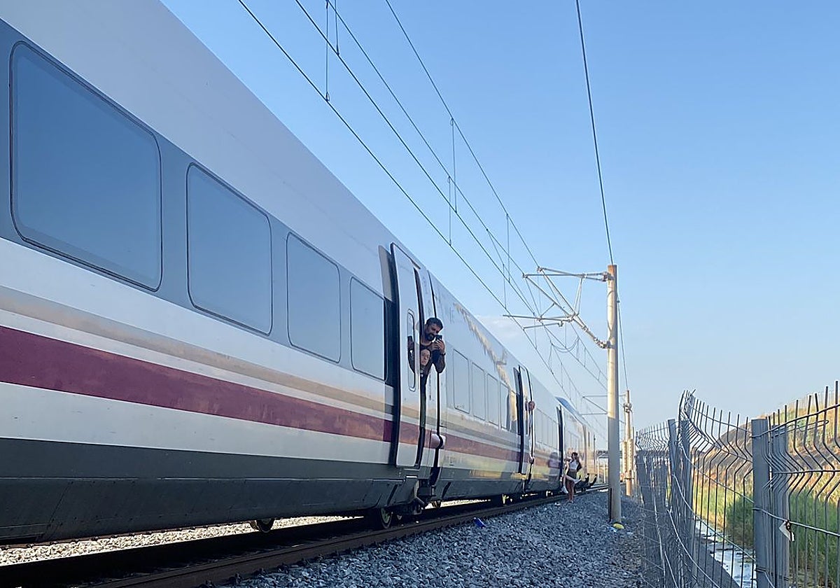 Uno de los trenes afectados por la avería en la catenaria del lunes