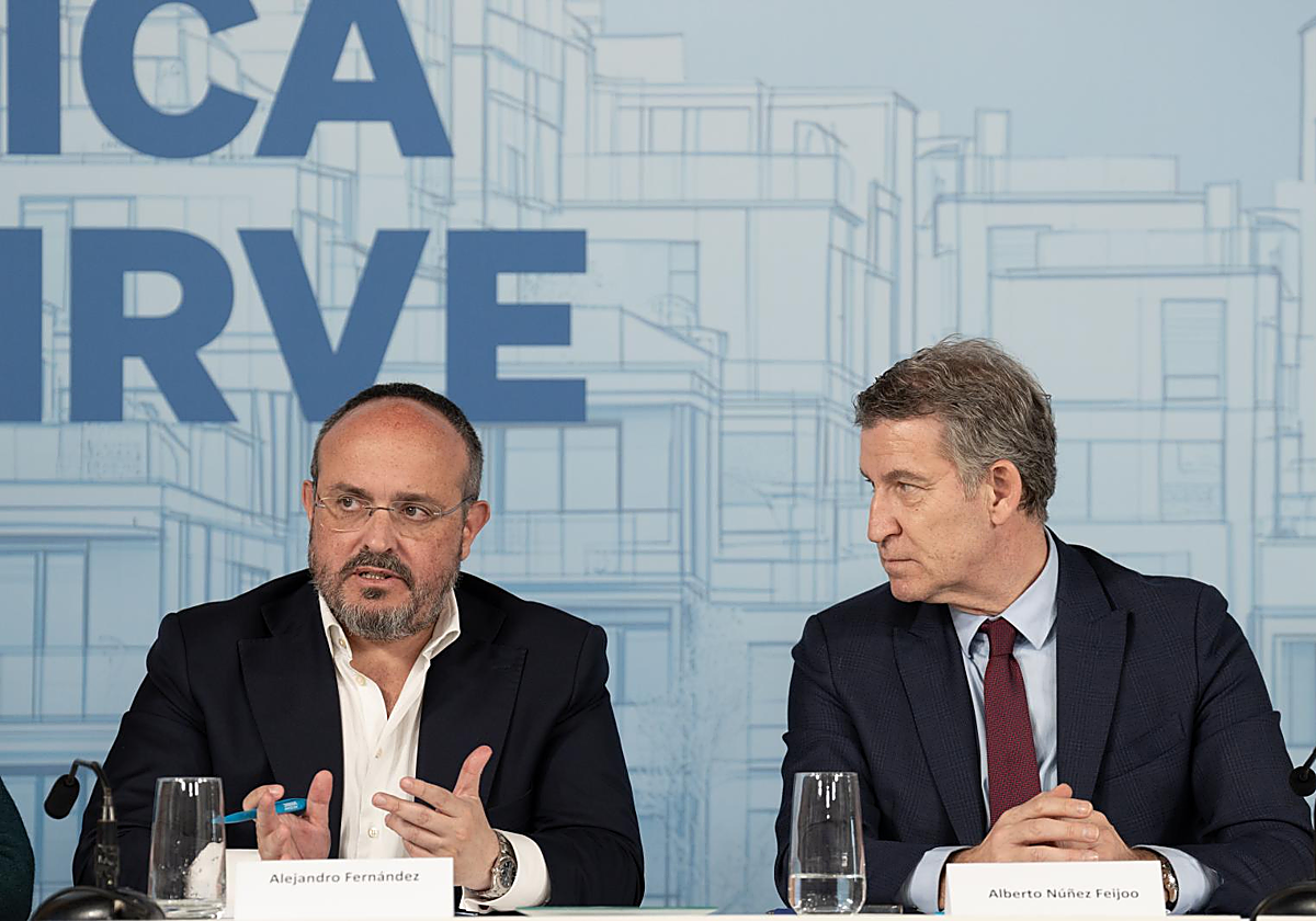 Alejandro Fernández y Alberto Núñez Feijóo, antes de una reunión en Barcelona, en enero de 2025