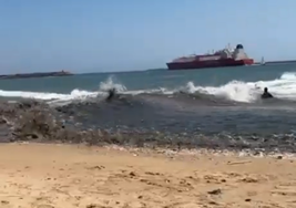 ¿Por qué se produjo la gran ola negra que arrastró y dejó varios heridos en una playa de Huelva?