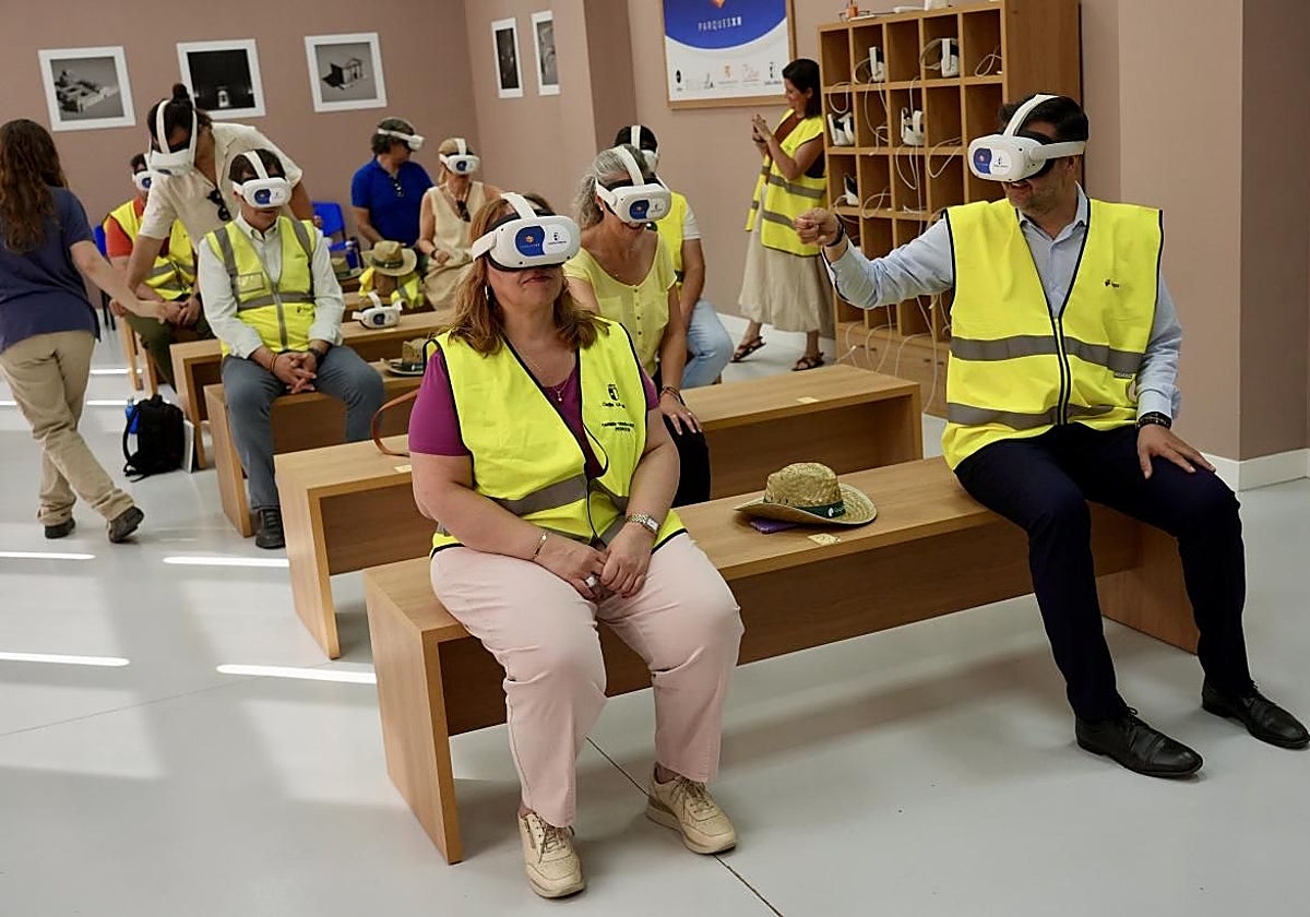 El consejero de Educación, con gafas de realidad aumentada en el parque arqueológico de Carranque