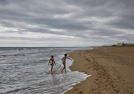 Las playas de Valencia que siguen cerradas al baño por bacterias de origen intestinal