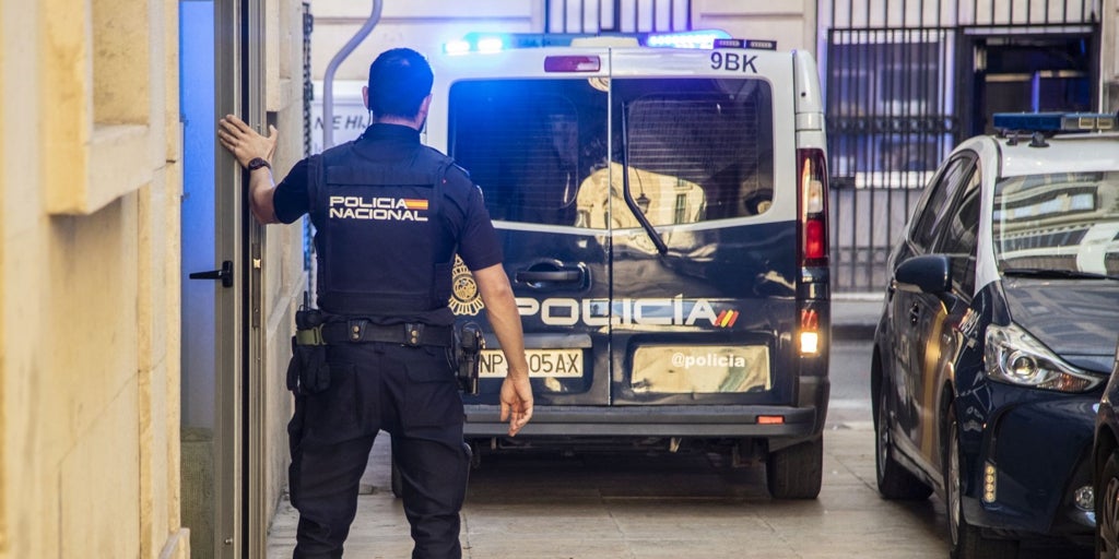 Detienen a un joven por crear un perfil falso del 112 en redes con bulos sobre la dana en Valencia