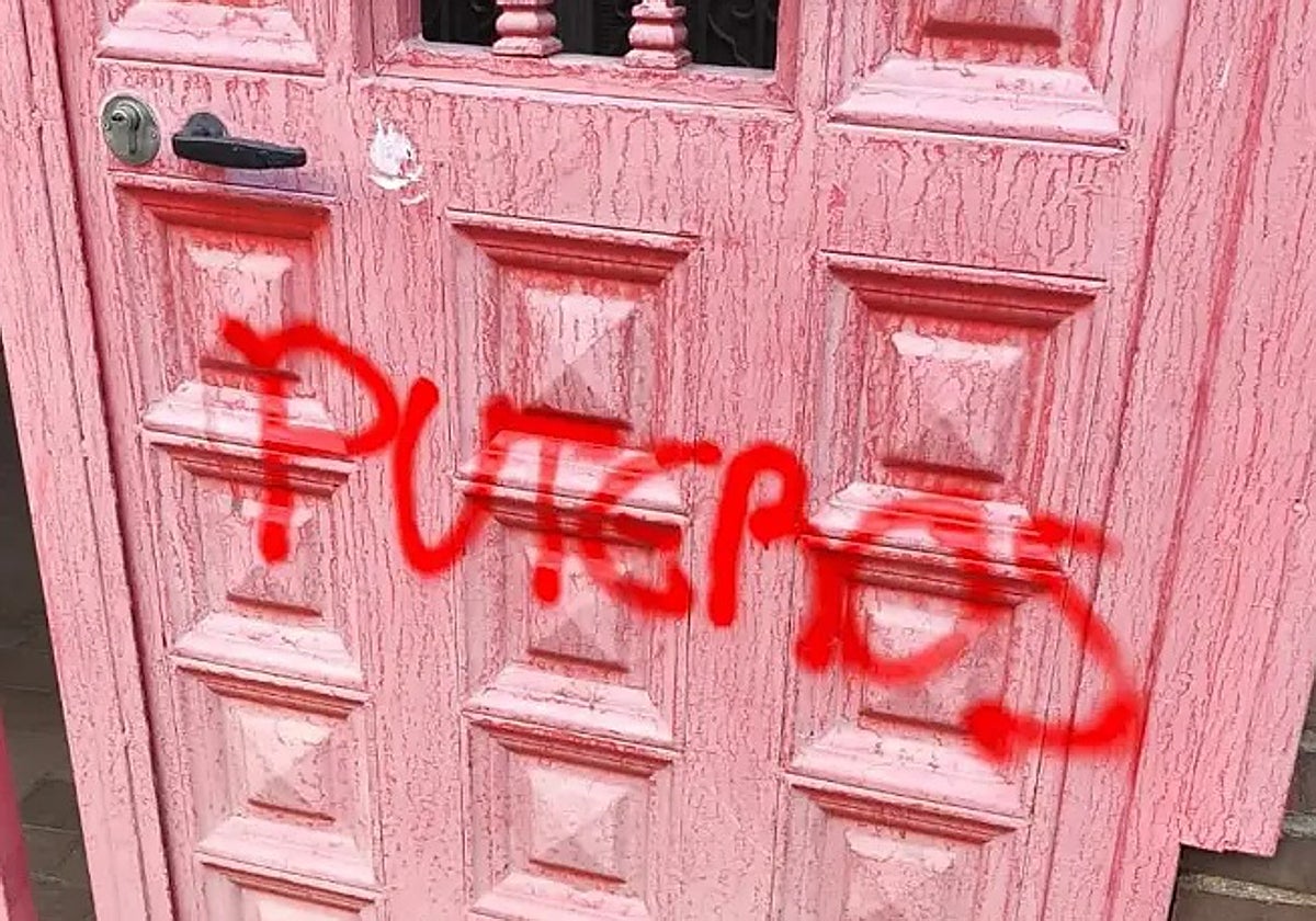 La pintada de la fachada de la sede del PSOE en Leganés