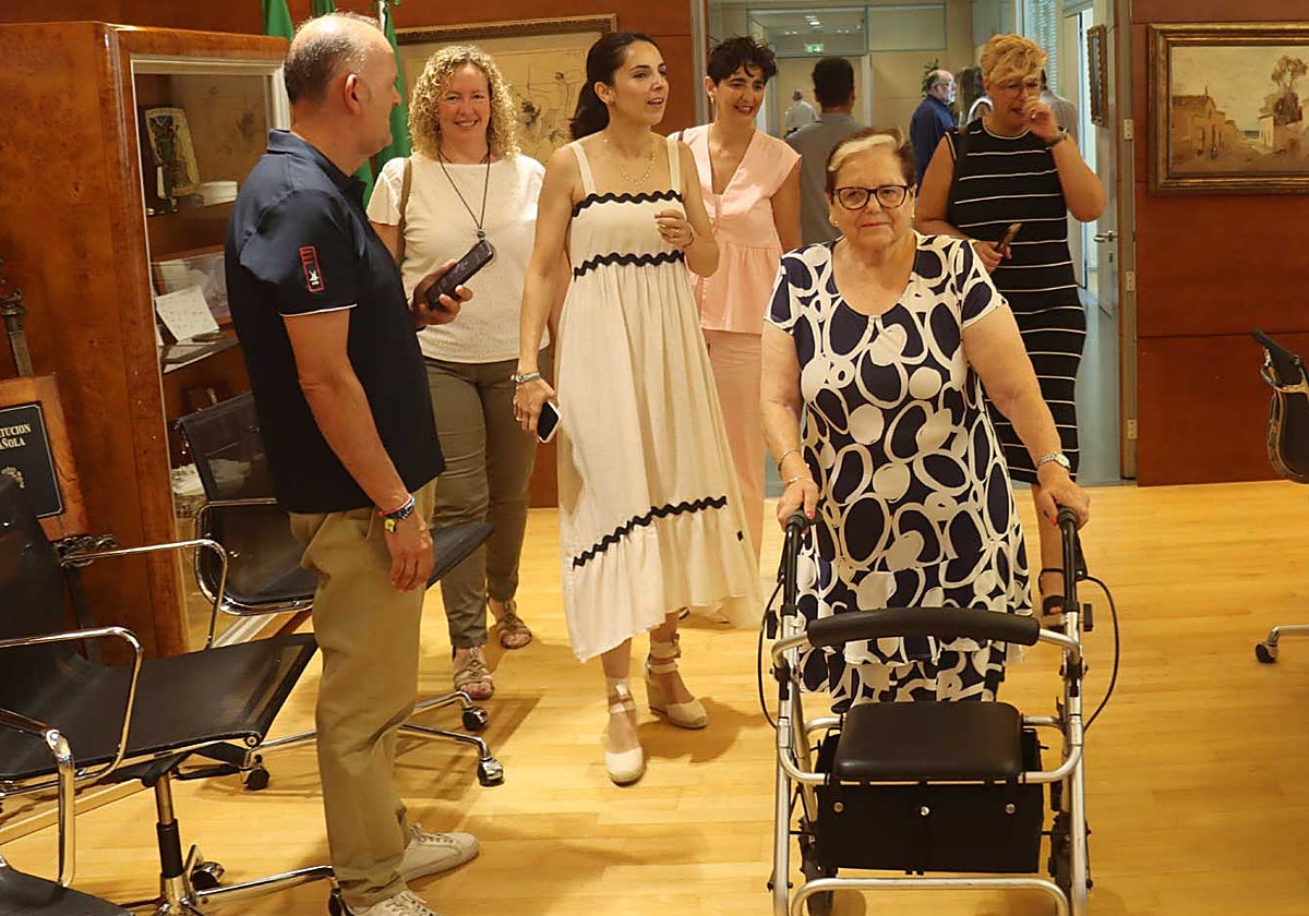 Ana María Esparcia, usuaria del sistema pionero con Inteligencia Artificial (IA) para teleasistencia en Benidorm, durante la presentación de resultados