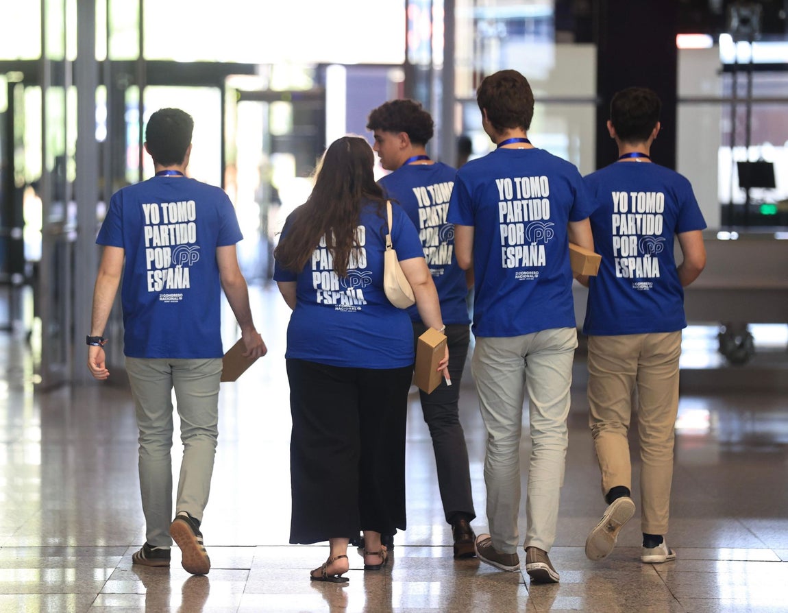 Varios jóvenes durante el congreso