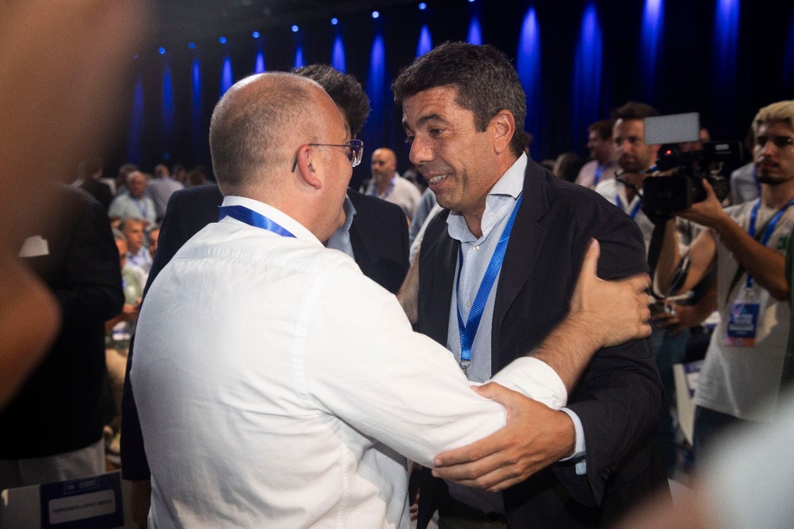 El secretario general del PP, Miguel Tellado, saluda al presidente de la Comunidad Valenciana, Carlso Mazón
