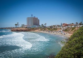 Reabre al baño la playa de Cala Cerrada en Orihuela tras los análisis que confirman una buena calidad del agua