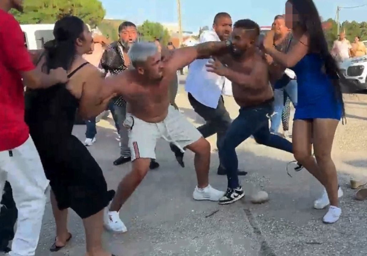 Un momento de la pelea entre las dos familias en la pedida de mano de Ribeira