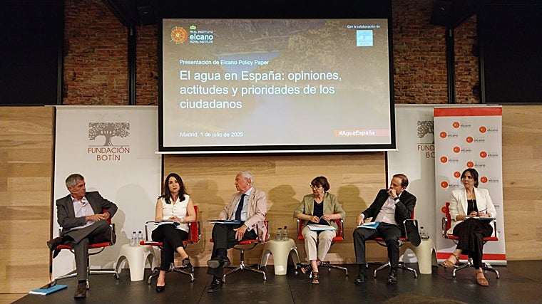 Participantes en la mesa redonda sobre el agua, en el Real Instituto Elcano de Madrid