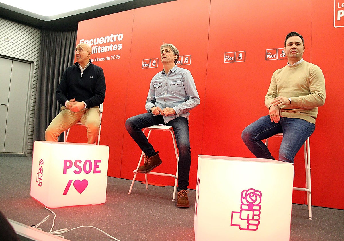 A la izquierda, el alcalde de León, el socialista José Antonio Diez; en el centro, el secretario general del PSOE de Castilla y León, Carlos Martínez, y a la derecha, el secretario general del PSOE de León, Javier Alfonso Cendón