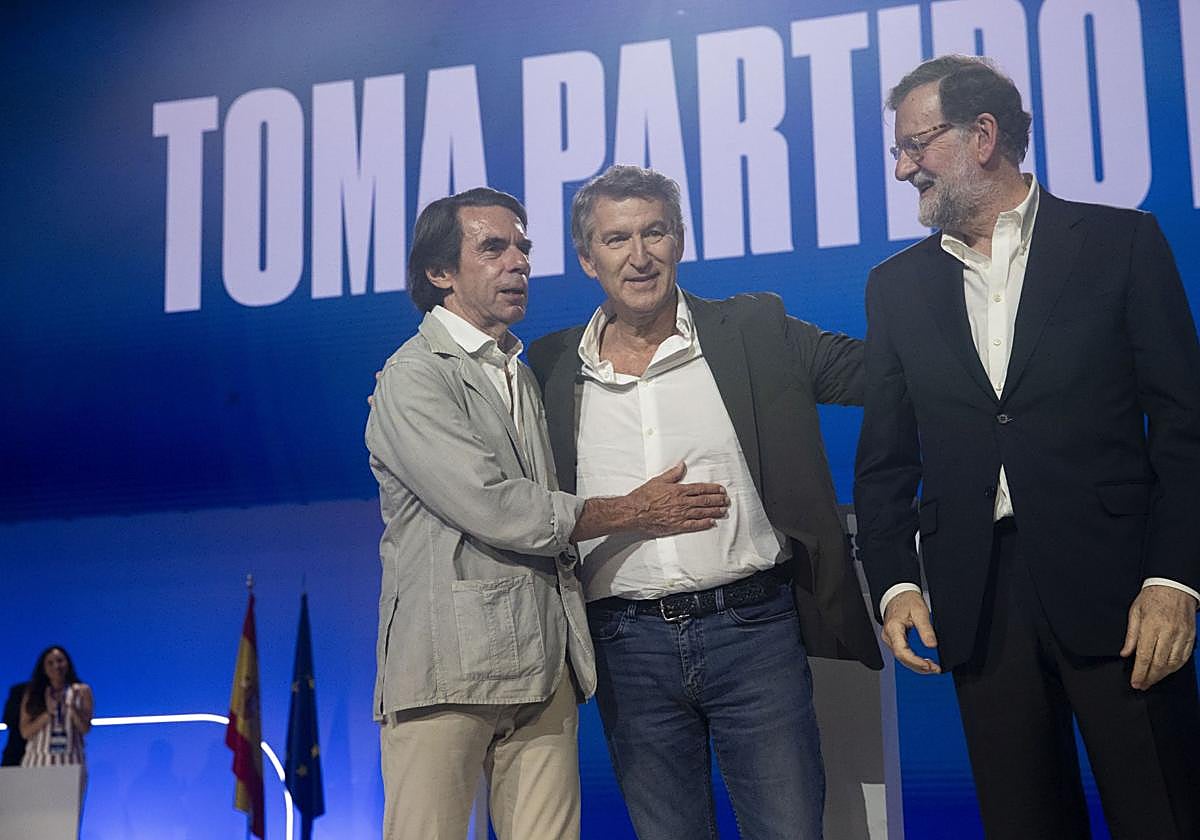 Alberto Núñez Feijóo, en el centro, junto a José María Aznar (izq) y Mariano Rajoy