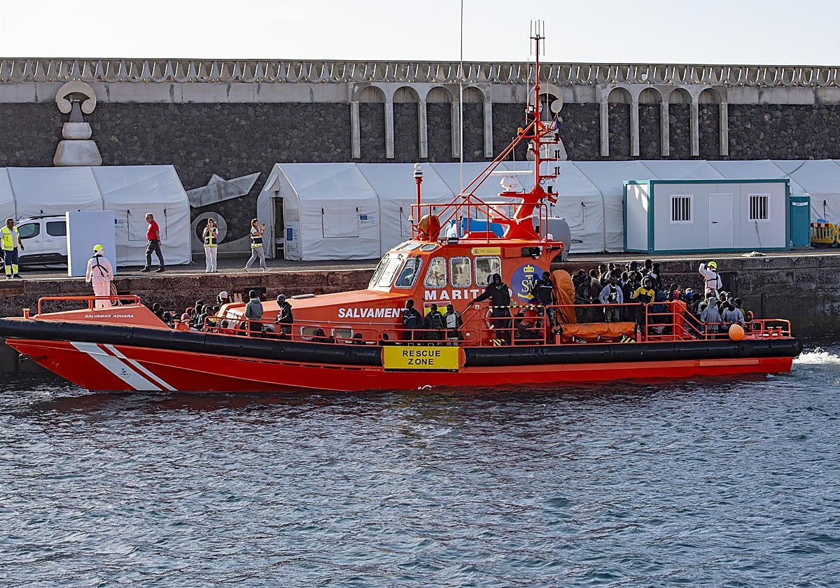Una lancha de Salvamento Marítimo tras el rescate de un cayuco a su llegada al Puerto de la Restinga