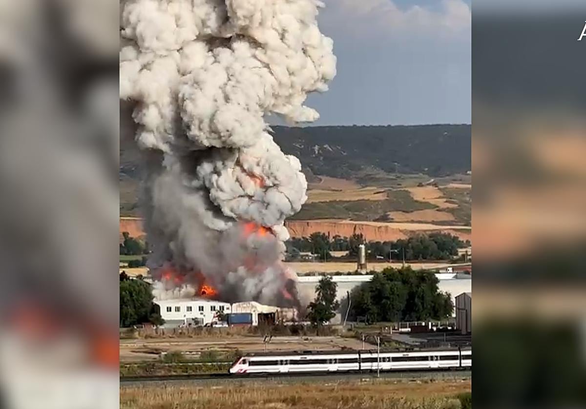 Gran columna del humo por el incendio en el polígono de Azuqueca