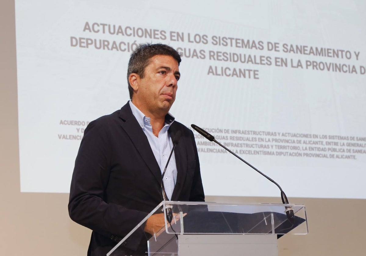 El presidente de la Generalitat, Carlos Mazón, durante la firma del convenio entre la EPSAR y la Diputación de Alicante