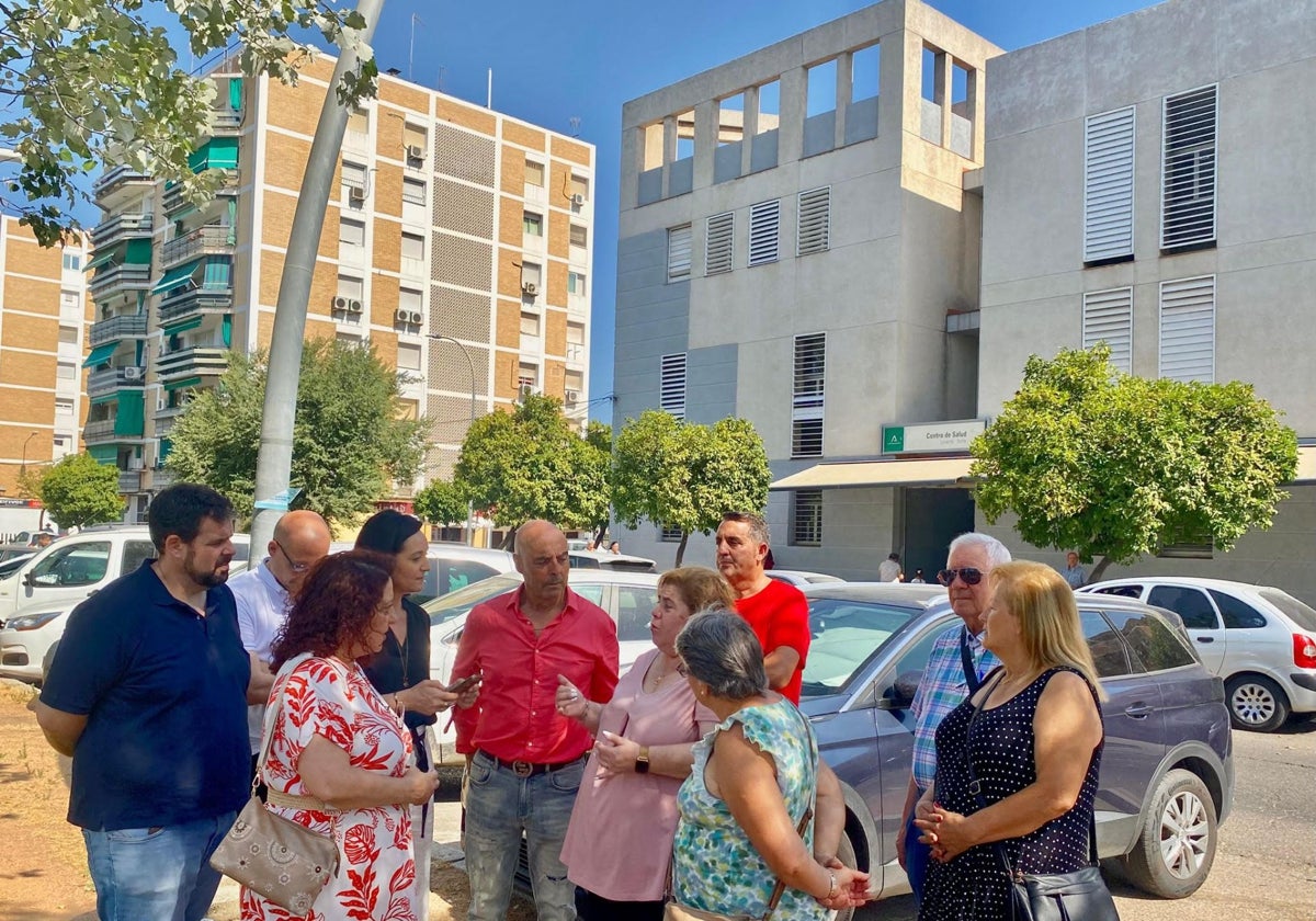 Crespín junto a un grupo de vecinos en el centro de salud de Levante en la capital
