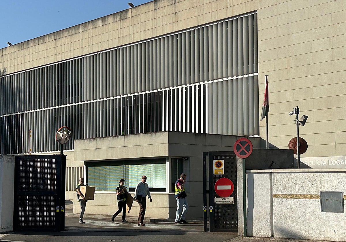 Agentes de la UDEF, hoy, en la jefatura de la Policía Local de Granada