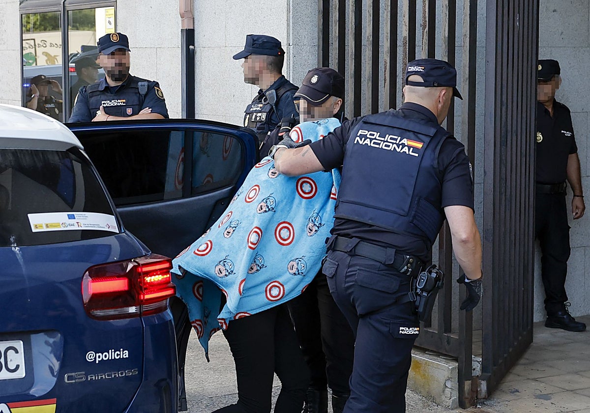 Entrada a los juzgados de Ribeira de uno de los seis detenidos en el peaje el pasado martes
