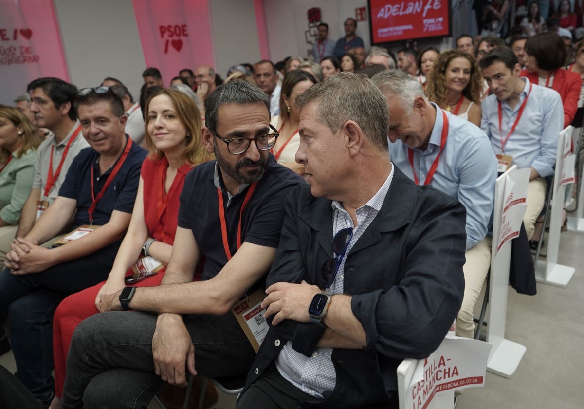 Emiliano García-Page conversa con Sergio Gutiérrez en presencia de Cristina Maestre
