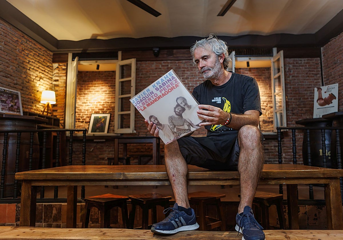 Juan, el propietario de Lamiak, con el álbum 'La Mandrágora', de Sabina, Krahe y Pérez