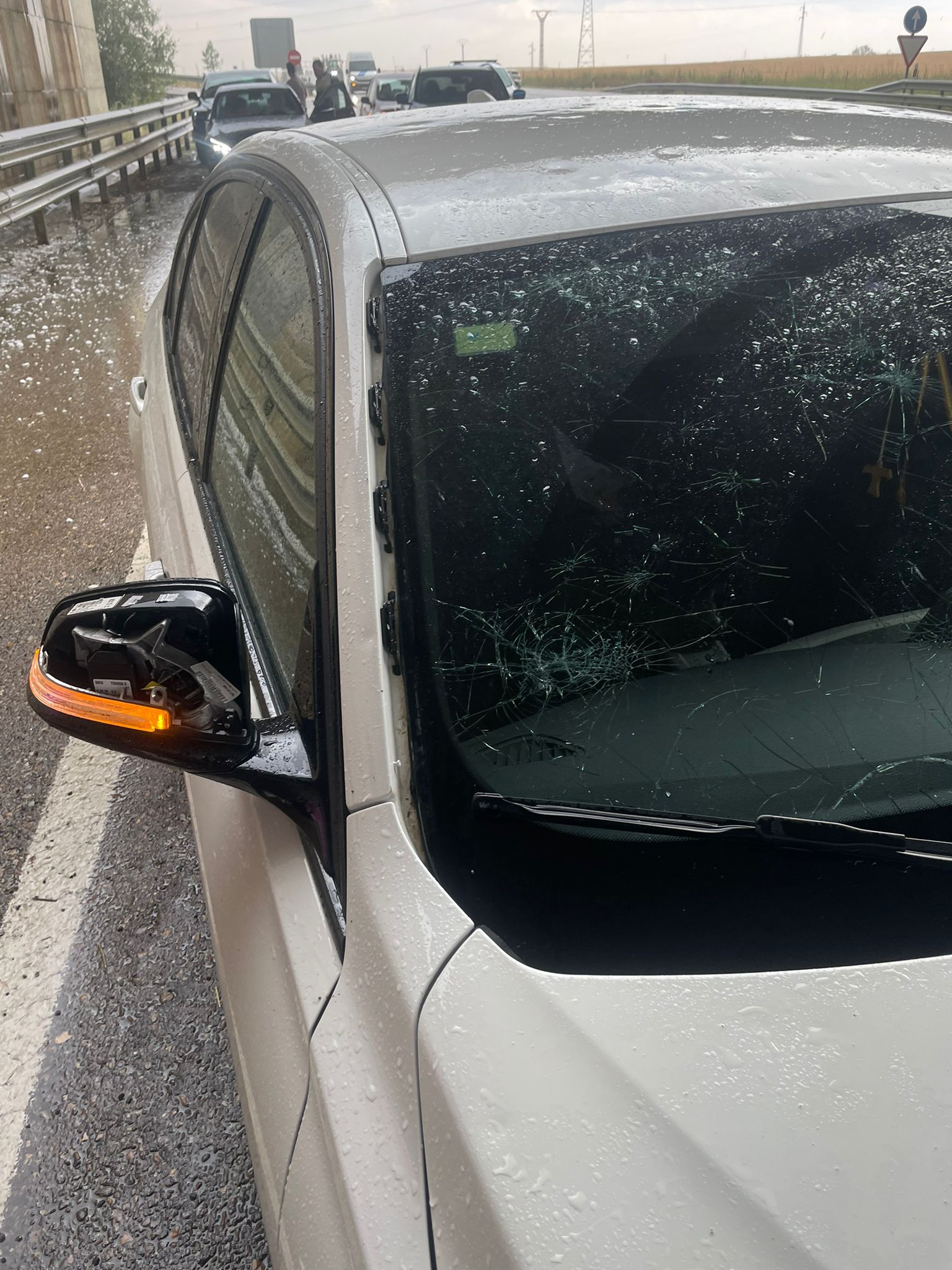 Uno de los vehículos dañados por el granizo en la A-67 a su paso por Palencia