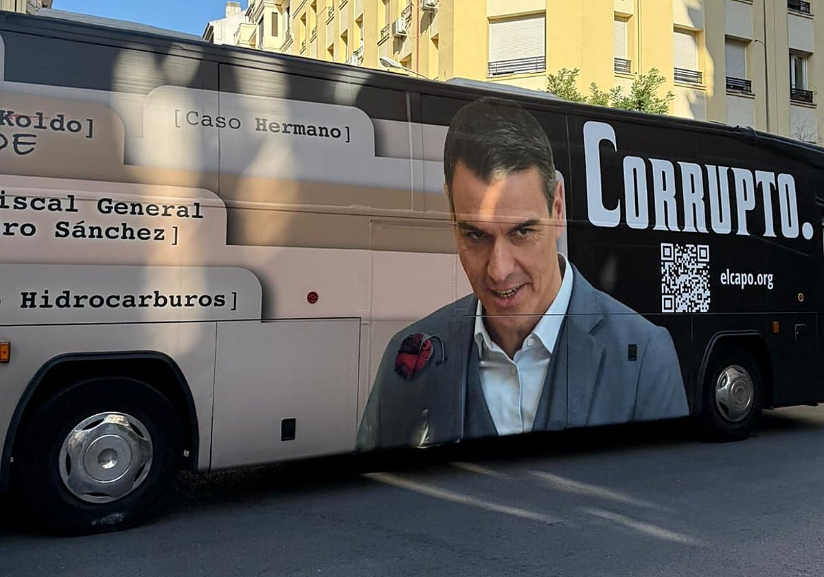 Autobús aparcado frente a Ferraz