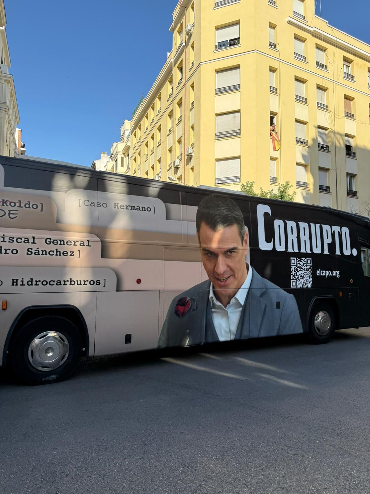 Autobús aparcado frente a la sede de Ferraz