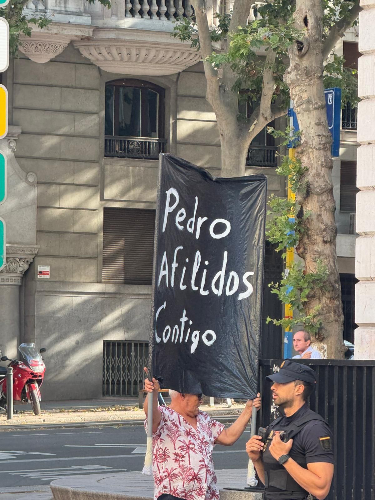 Un hombre muestra su apoyo a Pedro Sánchez