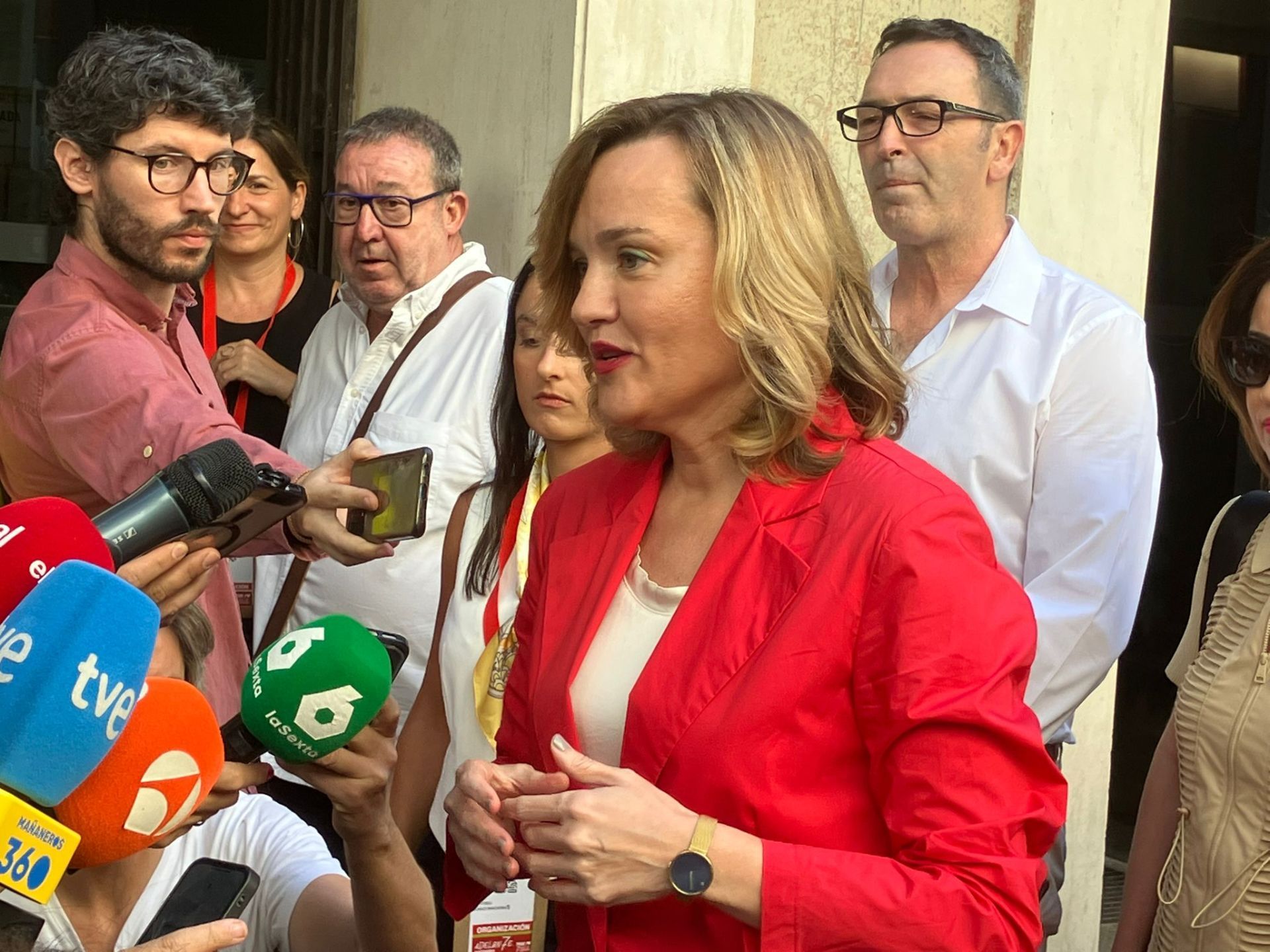 La ministra de Educación y secretaria general del PSOE de Aragón, Pilar Alegría, hace declaraciones a su llegada a Ferraz