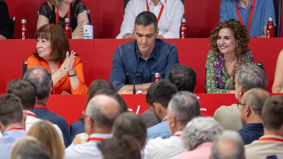Sánchez intenta sacar cabeza contra la corrupción y el machismo mientras otro de sus colaboradores se ve salpicado