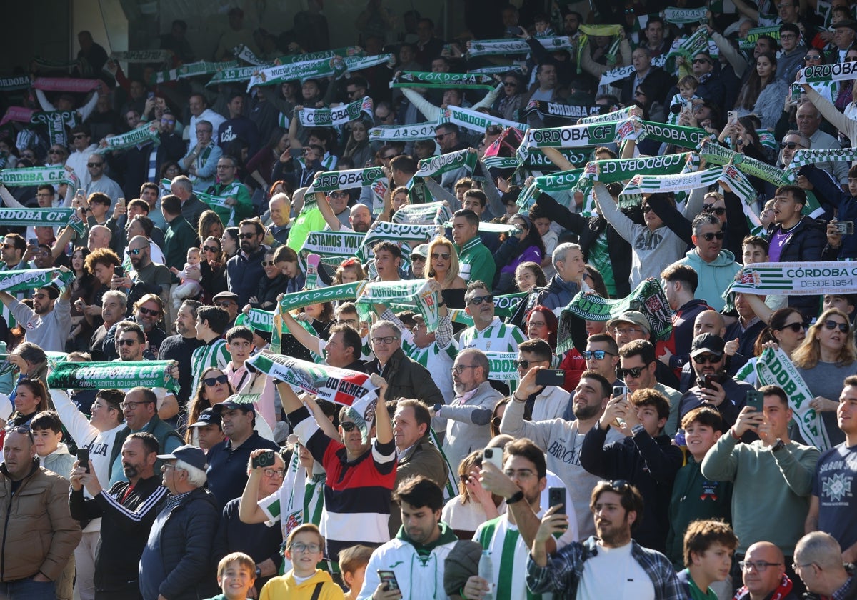 La afición blanquiverde presente en El Arcángel
