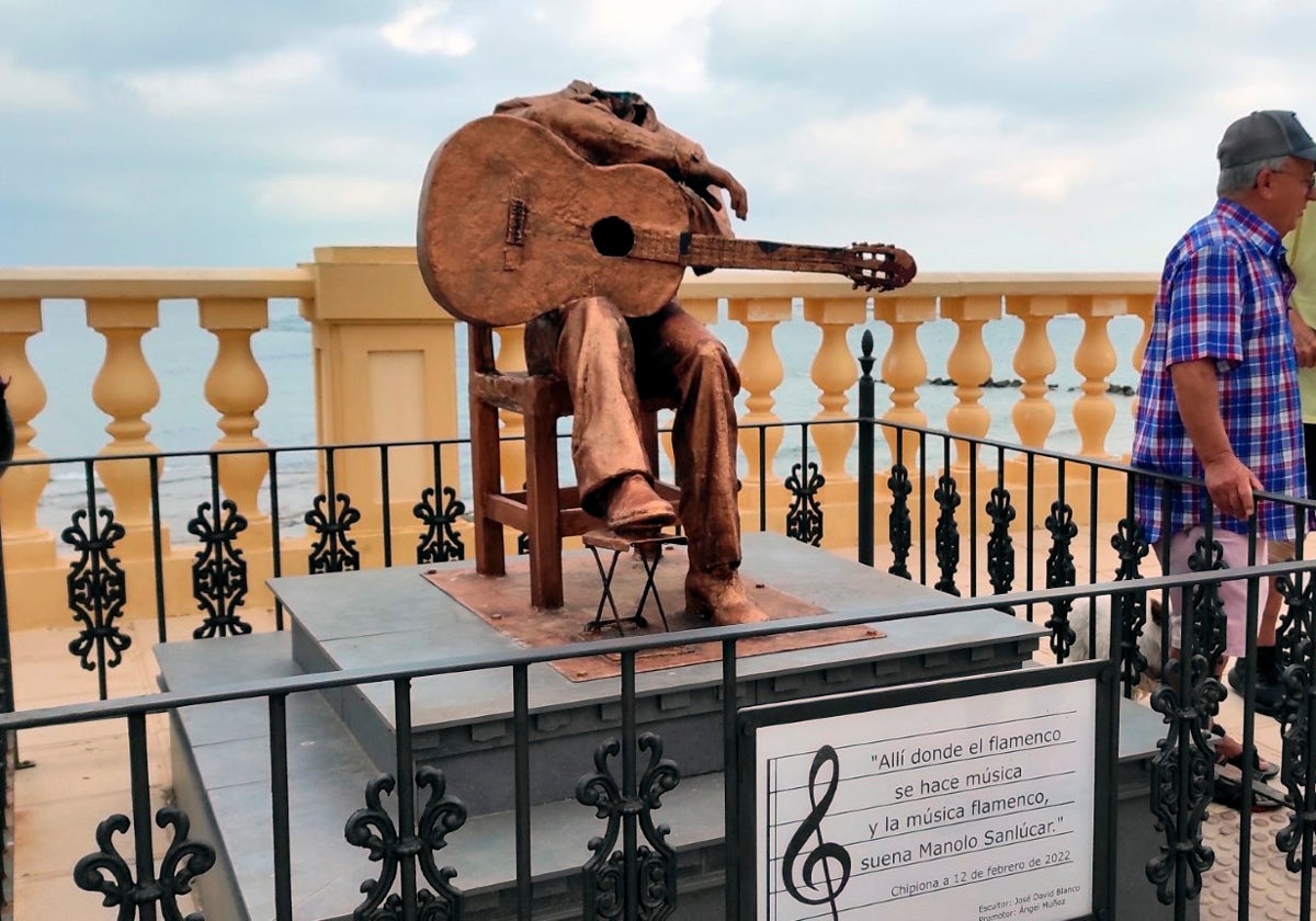 Así ha aparecido la estatua de Manolo Sanlúcar