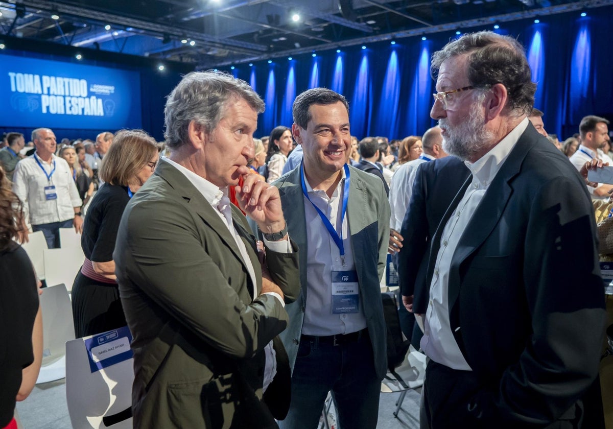 El presidente del PP, Alberto Núñez Feijóo, el presidente de la Junta, Juanma Moreno, y el expresidente del Gobierno, Mariano Rajoy,