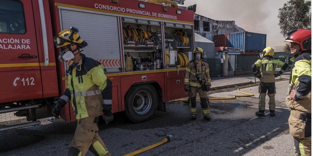 El incendio de Azuqueca obliga de nuevo a confinarse