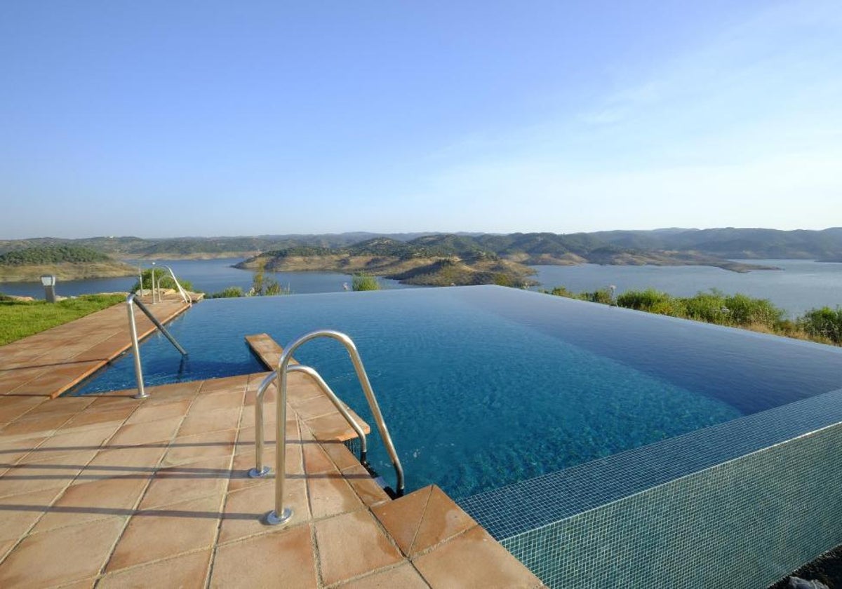 La piscina infinita que esconde la casa rural Casas de Alisné, en Almodóvar del Río