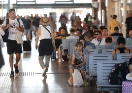 Los viajeros del AVE en Córdoba meten la incertidumbre en el equipaje: «Tomar el tren es una aventura»
