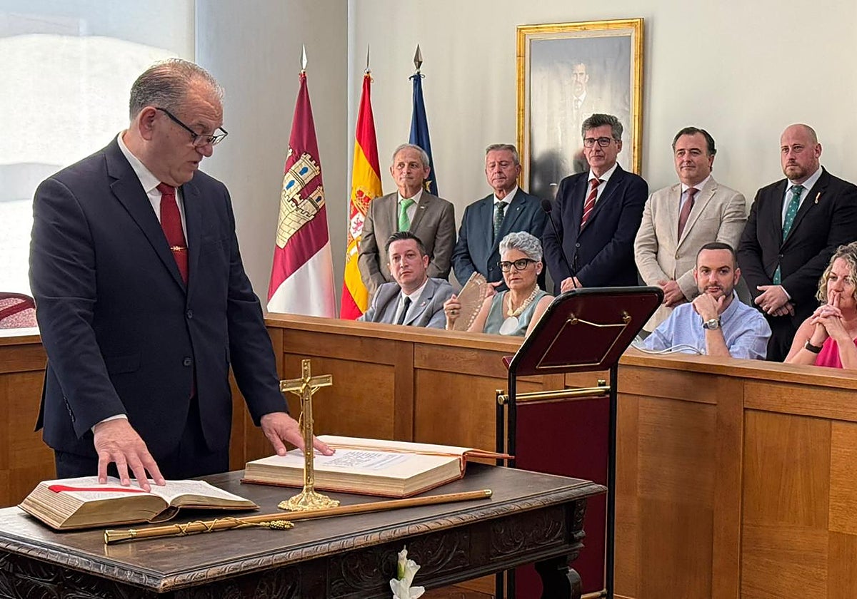 José Miguel Mollá jura la Constitución en presencia de dirigentes de Vox