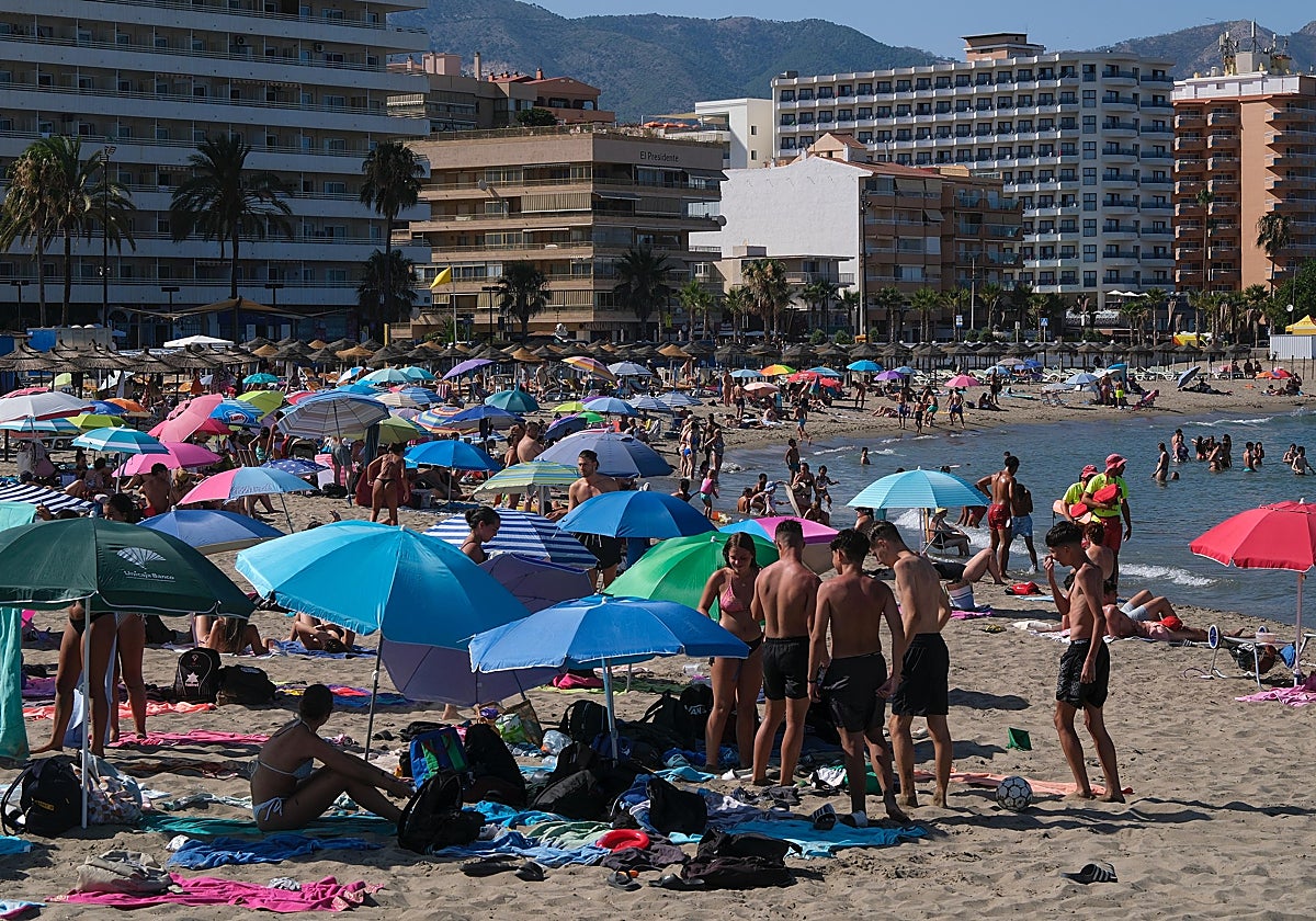 La playa de Los Boliches (Fuengirola) llena de veraneantes en este inicio de mes de julio.