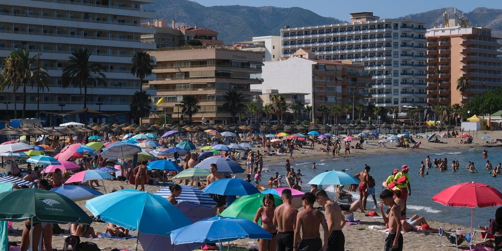 El desafío de Fuengirola al duplicar su población cada verano: «Me voy a Bilbao, más fresco y menos agobio»