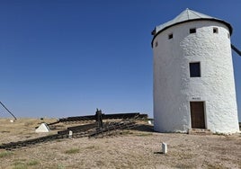 El viento arrasa las aspas del molino Inca Garcilaso en Campo de Criptana (Ciudad Real)