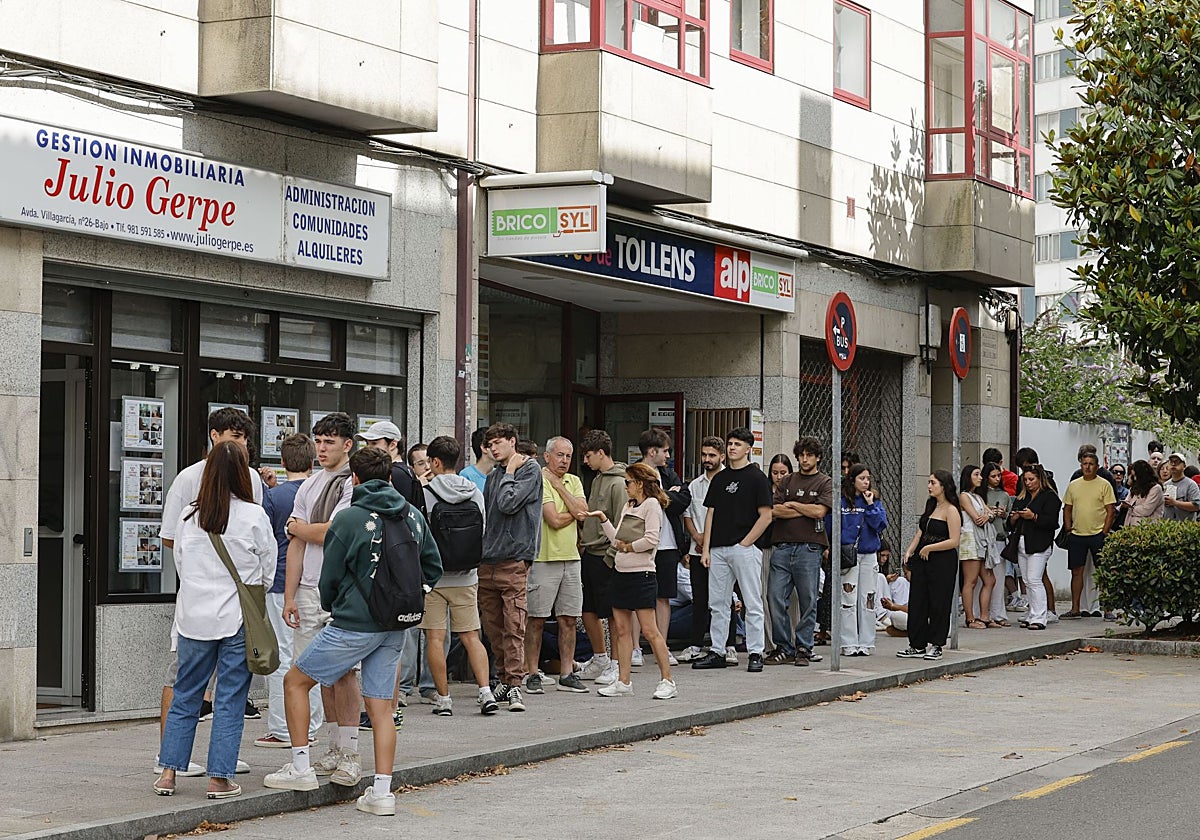 Colas de estudiantes para alquilar un piso en Santiago de Compostela