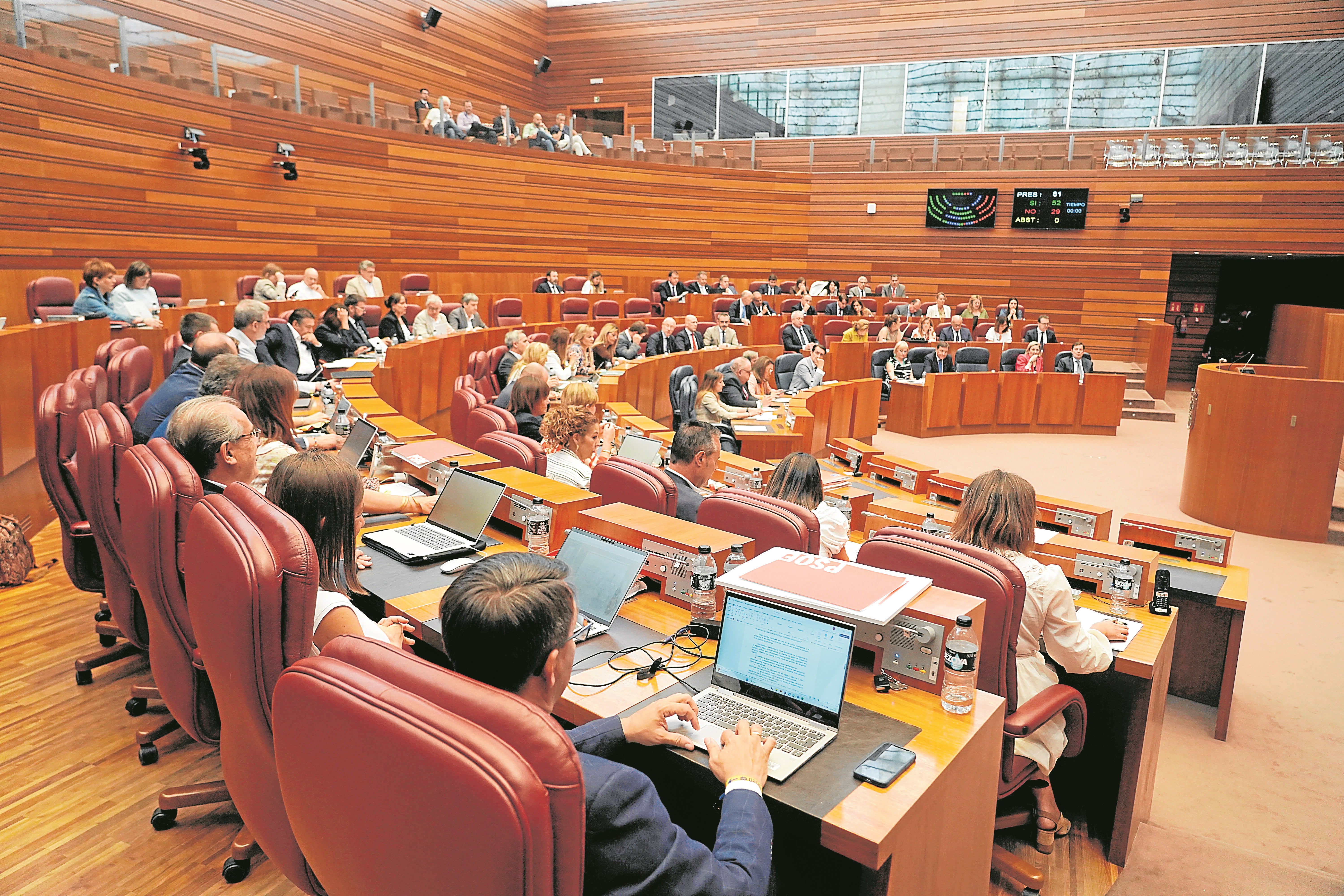 Votación en uno de los últimos plenos celebrados en las Cortes de Castilla y León