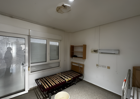 Imagen secundaria 1 - Las humedades están presentes en múltiples habitaciones del Centro de Minusválidos. Habitaciones a la que no pueden acceder camillas mecanizadas y plantas enteras cerradas por las humedades.