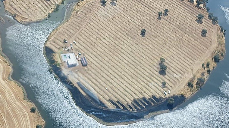 Controaldo el incendio forestal de pasto y matorral en Cardeña