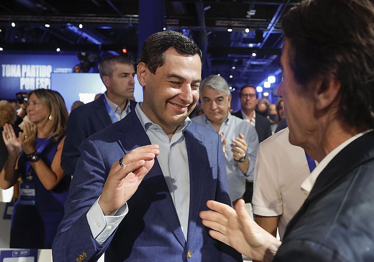 El presidente andaluz, Juanma Moreno, saluda a José María Aznar