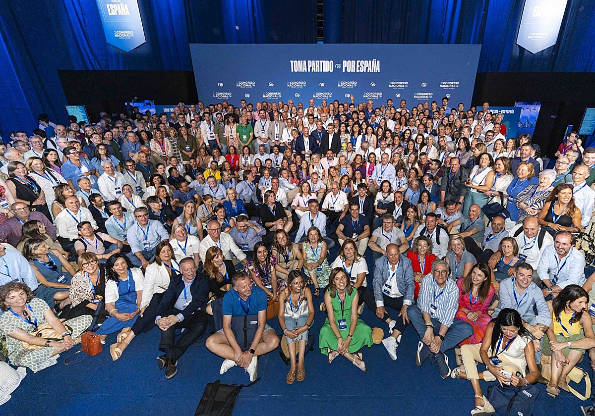 La delegación gallega del PP en Madrid, con Feijóo, Rueda y Tellado en el centro, entre otros