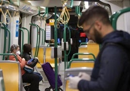 El delegado del Gobierno anima a los andaluces a usar el transporte público aprovechando los descuentos